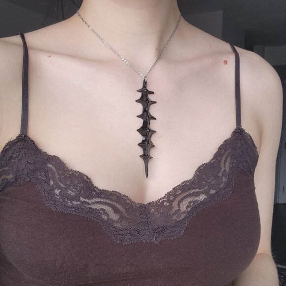 Gothic unique black spiky vertebrae necklace with a small silver chain - Picture 5 of 8